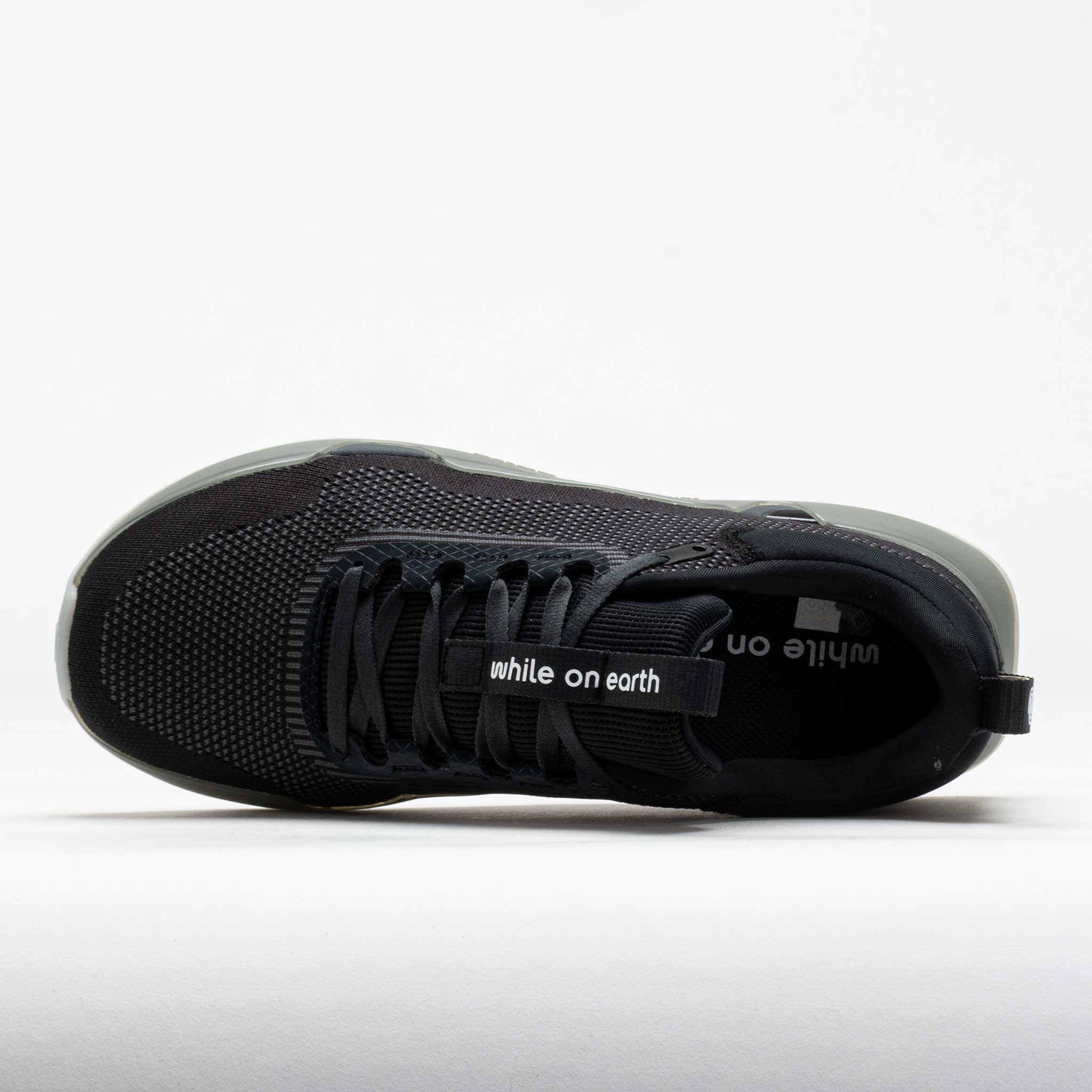while on Earth Move Trainer Unisex Black/Moon