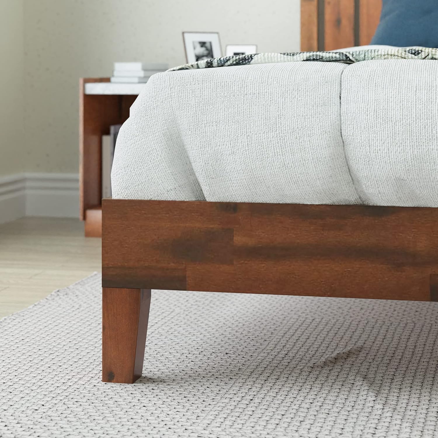 ZINUS Vivek Deluxe Wood Platform Bed Frame with Headboard, Wood Slat Support, No Box Spring Needed, Easy Assembly, Queen